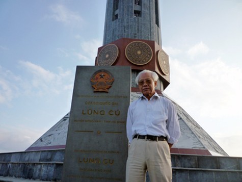 GS. TS Hồ Ngọc Đại tại cột cờ Quốc gia, Lũng Cú - Đồng Văn -Hà Giang (Ảnh Thu Hòe)